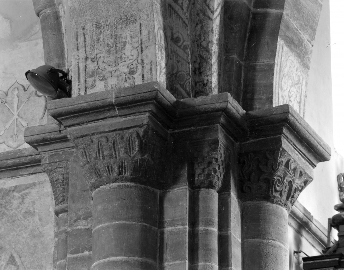 kościół pocysterski, ob. parafialny pw. św. Floriana - wnętrze: głowice służek, skan 1