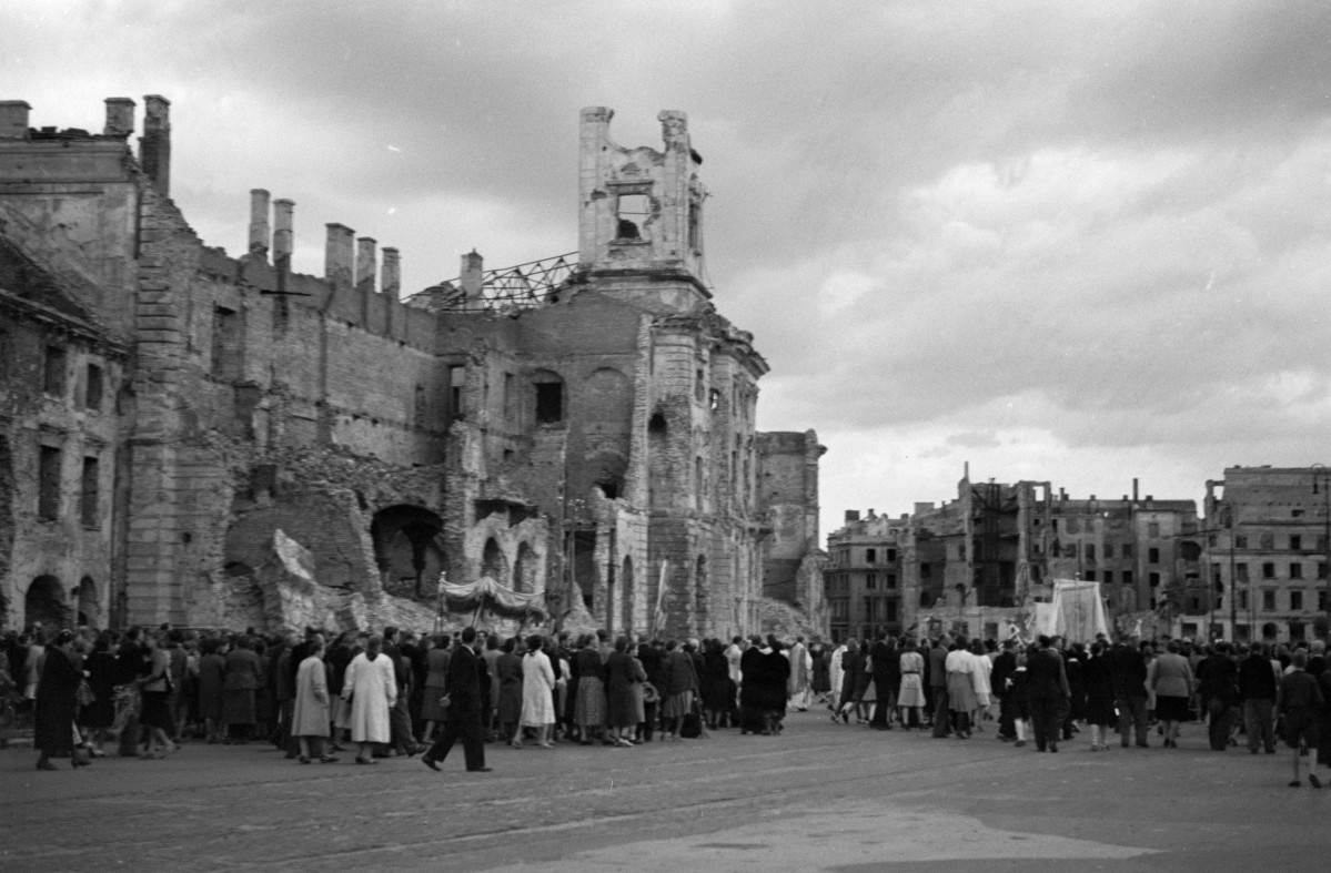 Ratusz dawny pałac Jabłonowskich - zniszczona elewacja. Widok od strony placu Teatralnego. Procesja z okazji Bożego Ciała., skan 1