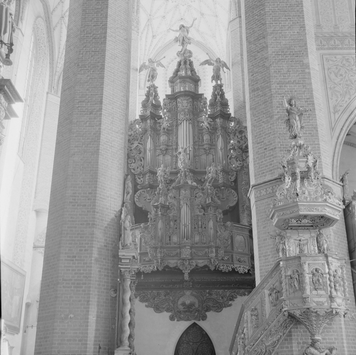 Bazylika katedralna Wniebowzięcia Najświętszej Maryi Panny - empora organowa z prospektem organowym z 1678-70, skan 1