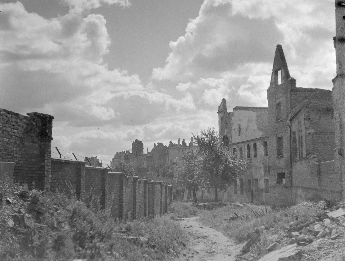 Ruiny zabudowy miejskiej. Widok od strony Nowego Miasta. Z prawej strony ruiny klasztoru Dominikanów., skan 1