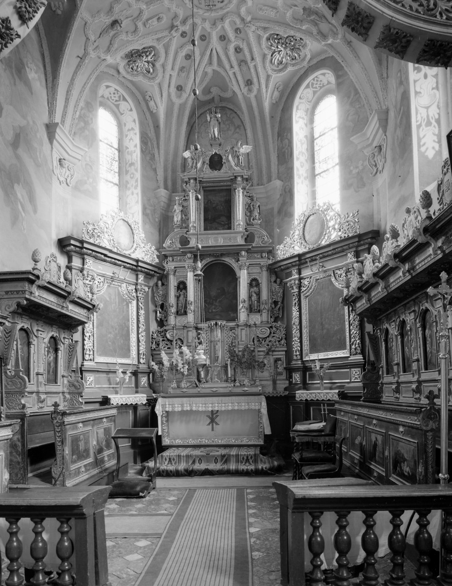 kościół parafialny pw. Nawrócenia św. Pawła - wnętrze: widok na ołtarz główny, prezbiterium, skan 1