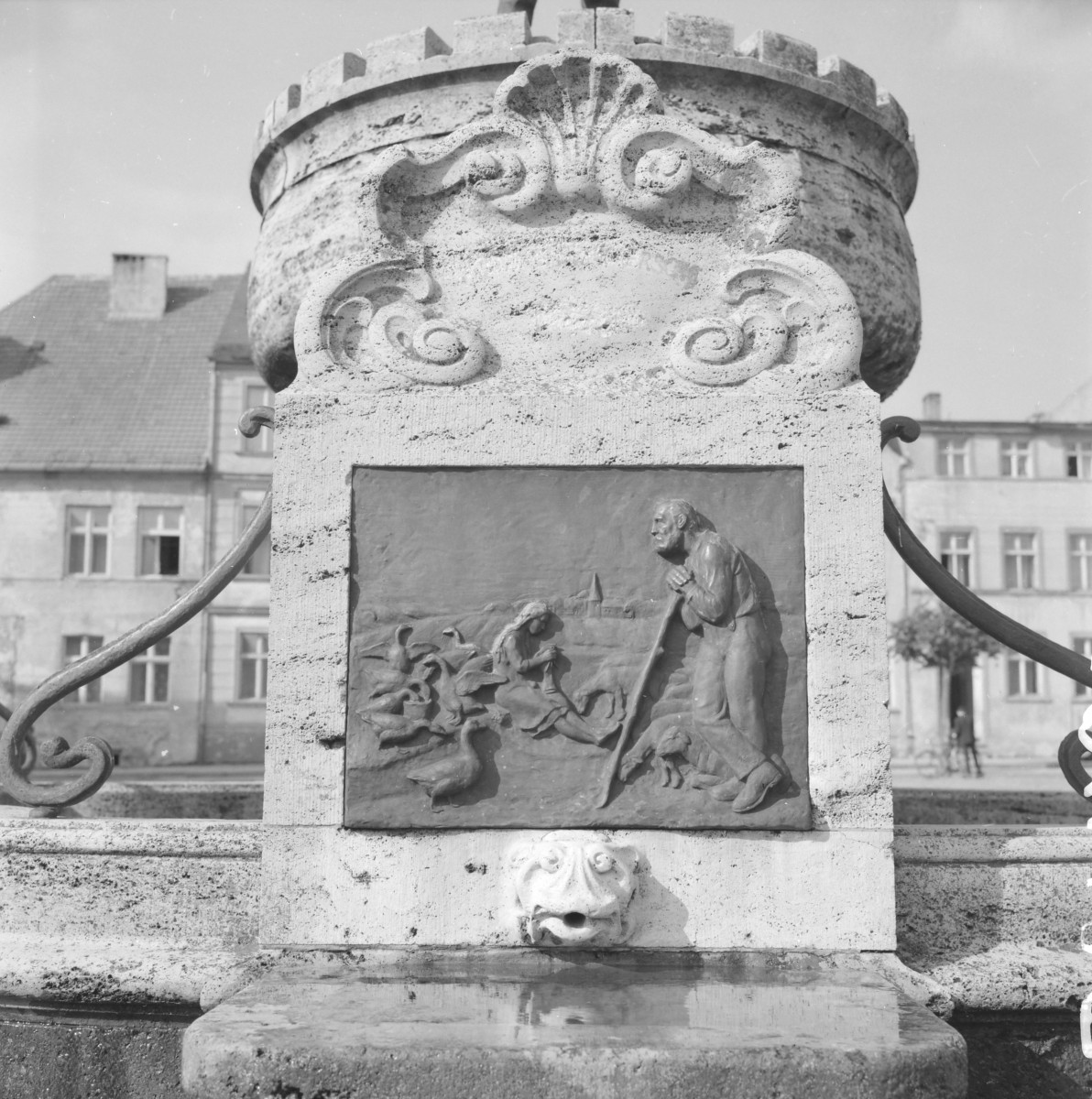 rynek miejski - Fontanna Pomnik Rybaka - fragment obudowy cokołu rzeźby, skan 1