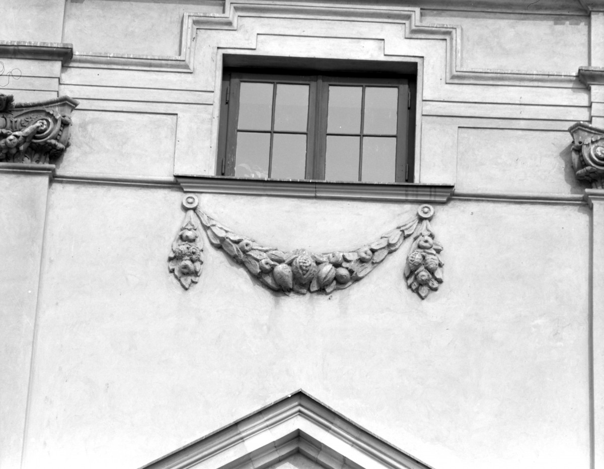 pałac Krasińskich - elewacja, okno na III kondygnacji, skan 1