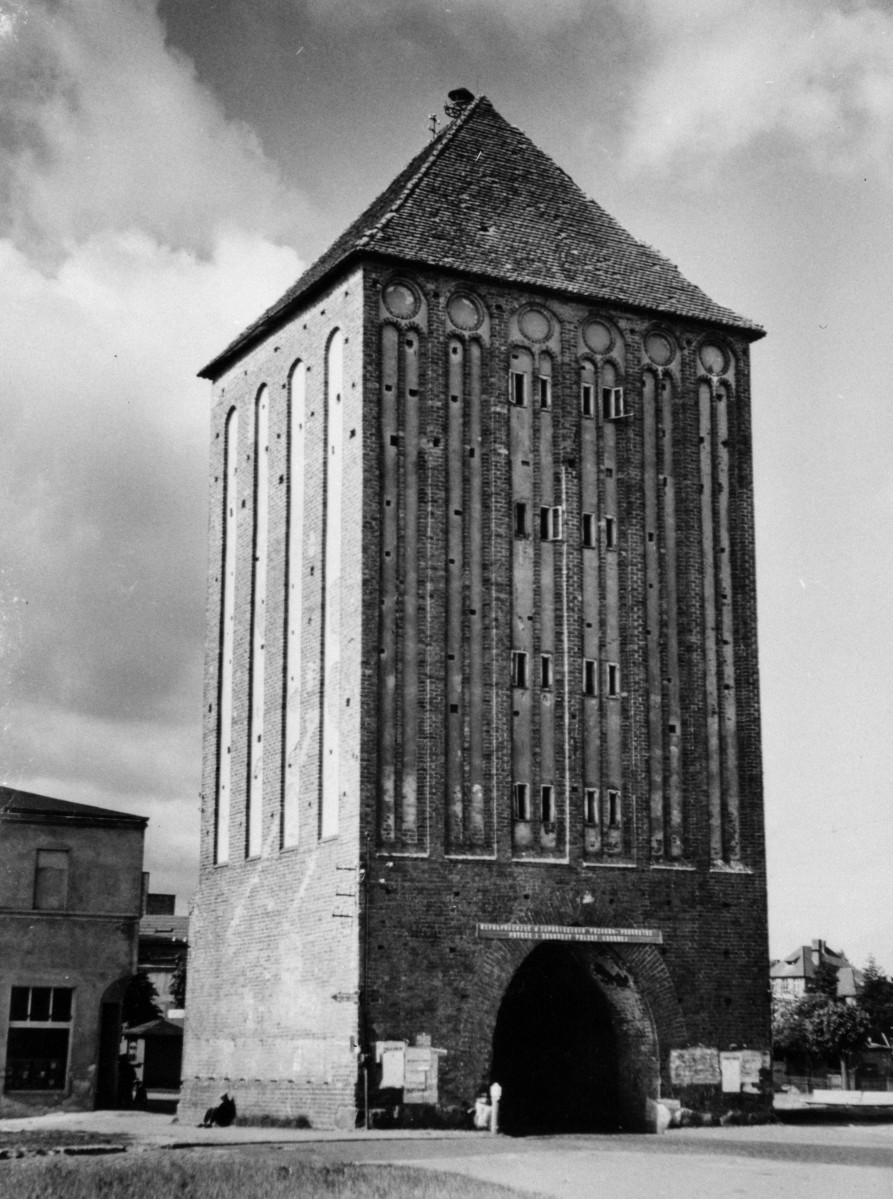 Brama Koszalińska - widok ogólny, skan 1