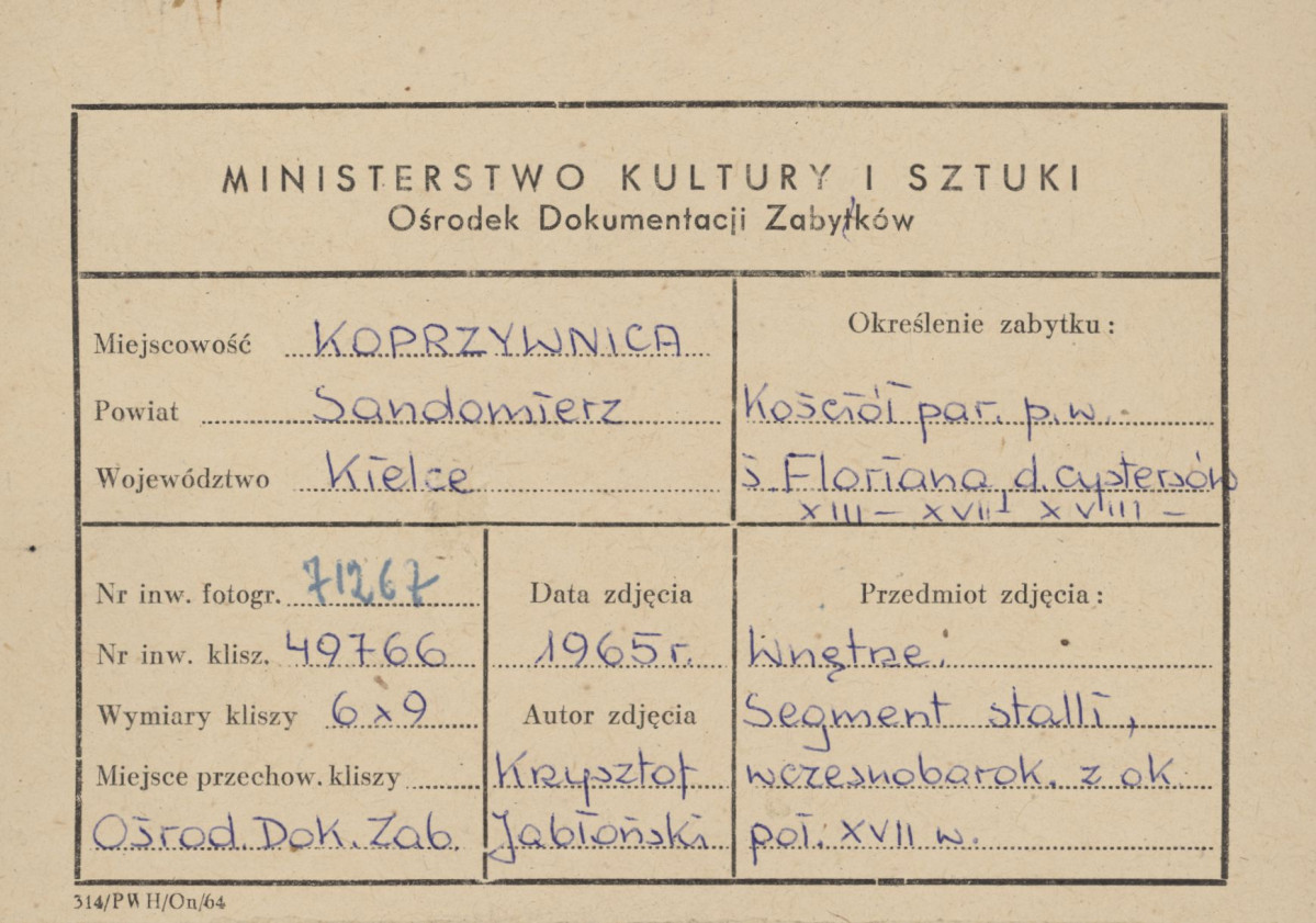 Zespół klasztorny - kościół, wnętrze, widok na segment stalli - metryczka, skan 1