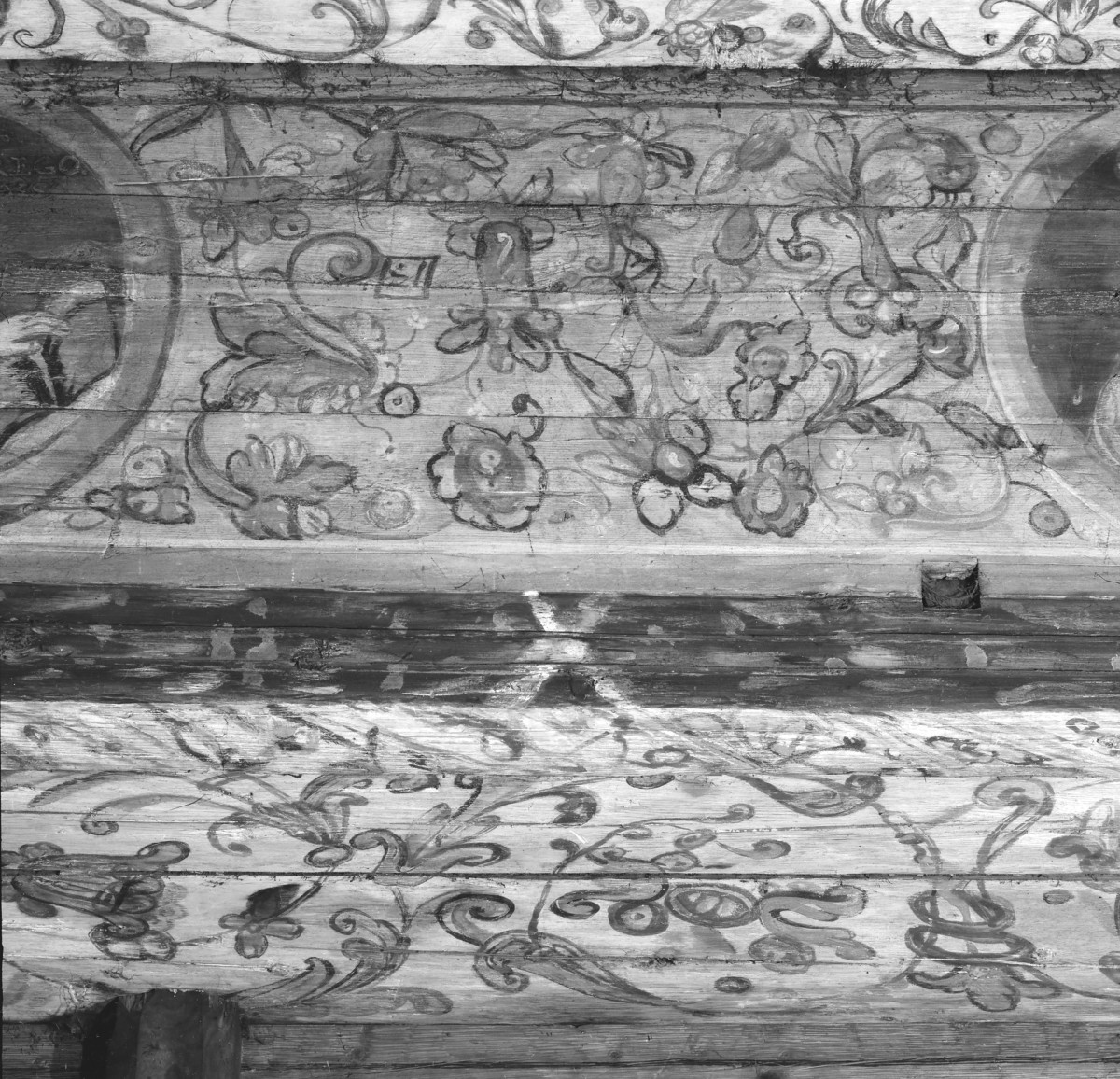kościół pw. św. Michała Archanioła - nawa główna - zaskrzynienie południowe - fragment polichromii z dekorem roślinnym, skan 1