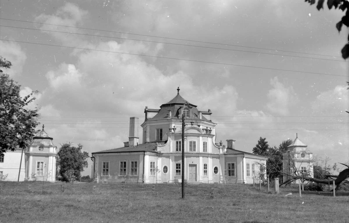 pałac - widok od strony południowej, skan 1
