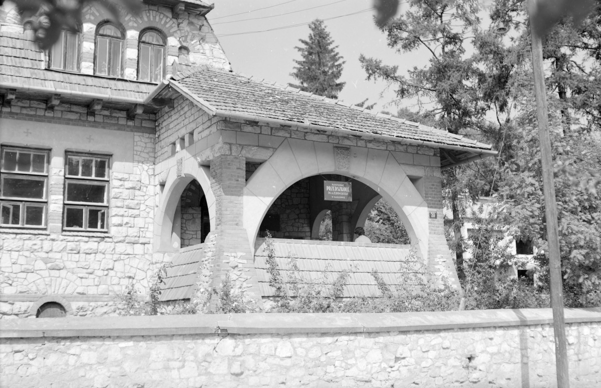 Willa Ochronka im. A. Żeromskiego - elewacja wschodnia - frontowa - weranda, skan 1