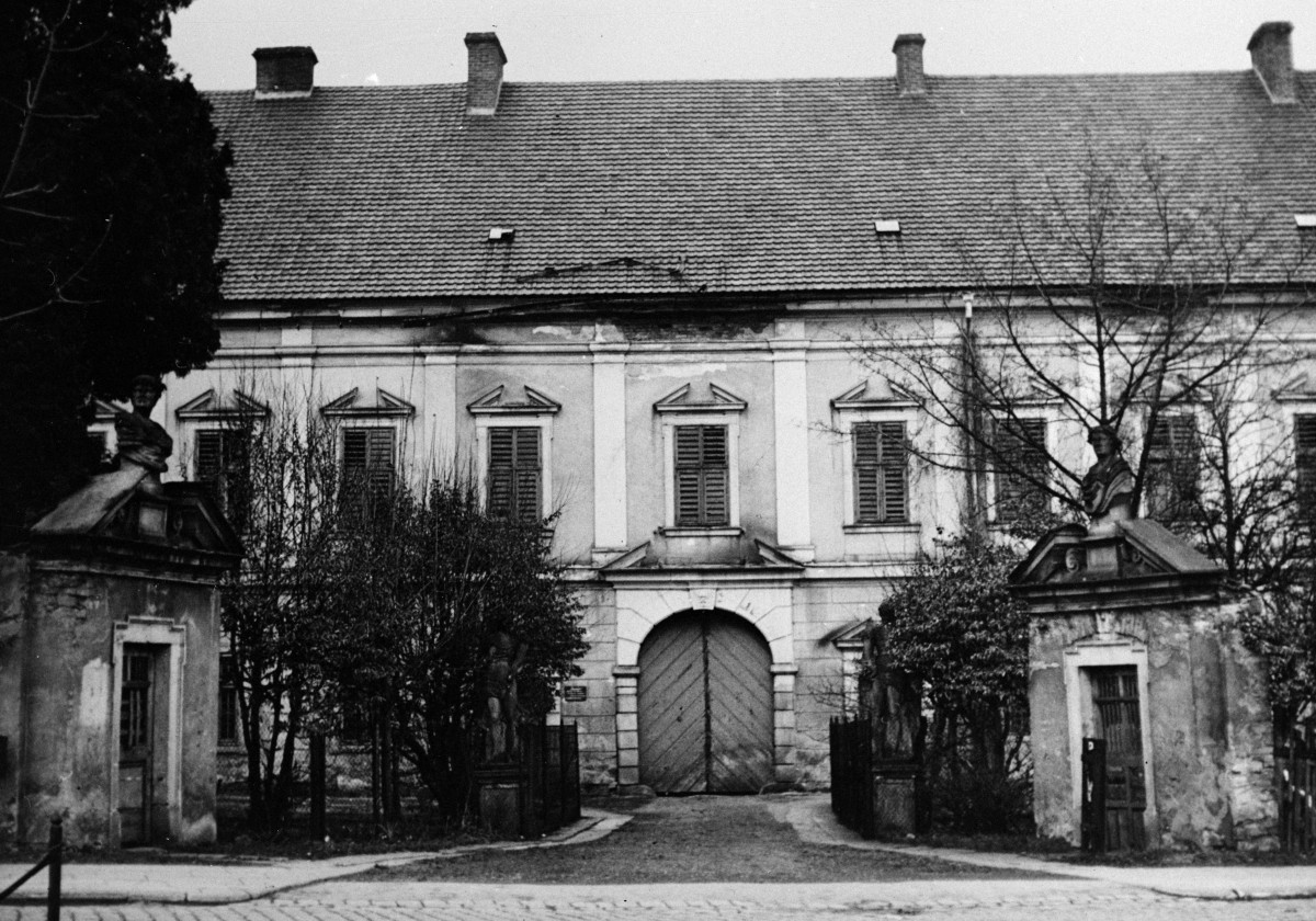 zespół zamkowo - pałacowy - skrzydło wschodnie - elewacja zewnetrzna - fragment z portalem, skan 1