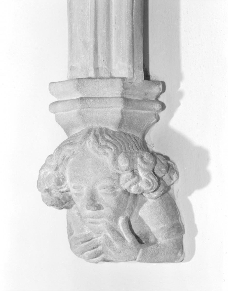 Stary Ratusz - wnętrze: wspornik z 2 połowy XV wieku. "Głowa człowieka"., skan 1