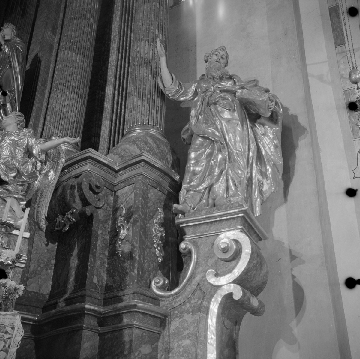 katedra Podwyższenia Krzyża Świętego - ołtarz i rzeźba, skan 1