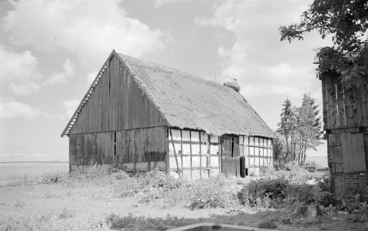 Zabudowa wiejska - stodoła z elewacją ryglową, skan 1