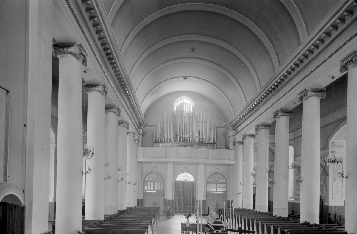konkatedra św. Aleksandra - wnętrze: widok na chór i prospekt organowy, skan 1