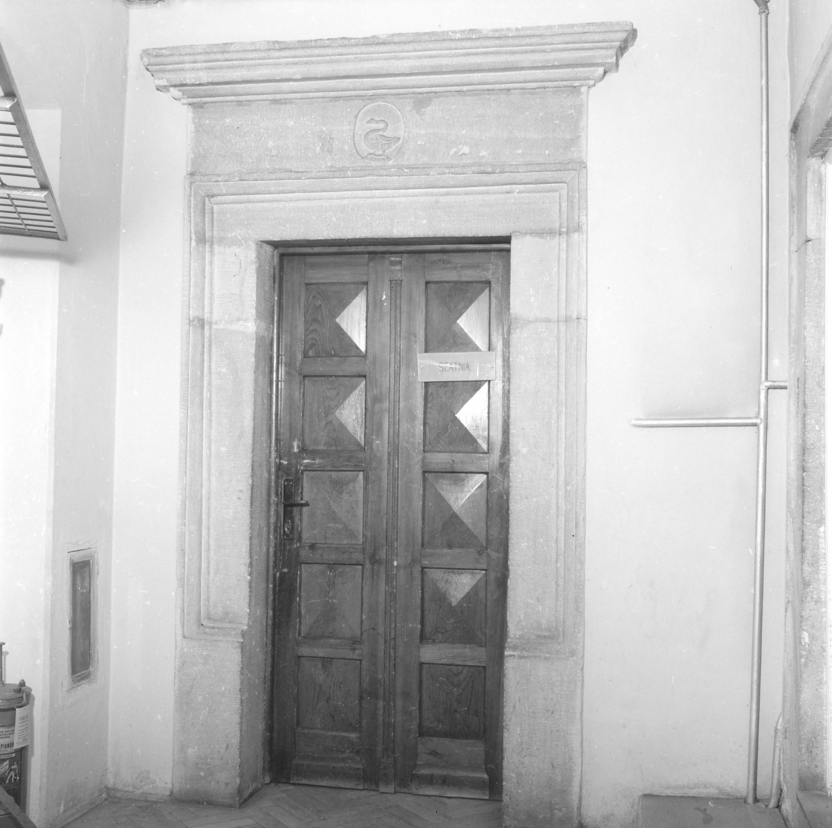 pałac Biskupów Krakowskich - daw. kaplica - portal z herbem Łabędź bpa. Trzembickiego, skan 1