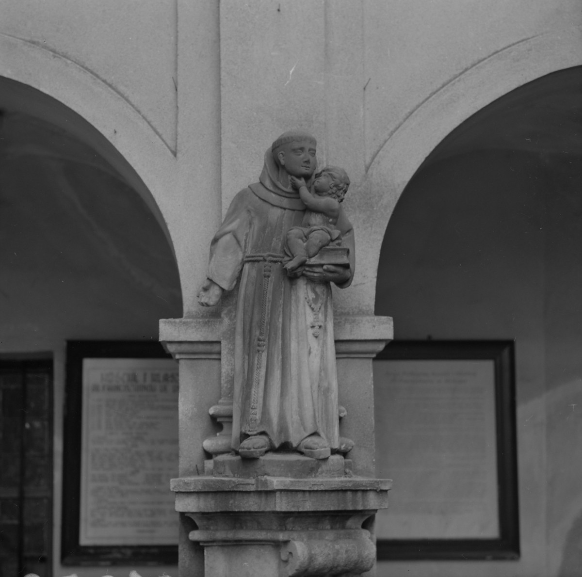 kościół św. Józefa - krużganki: figura św. Antoniego przy filarze, skan 1