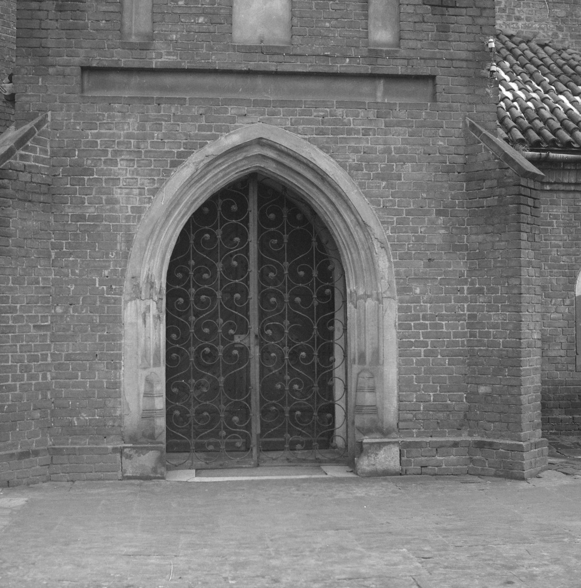 Kościół św. Katarzyny - krata wejściowa do kościoła, fragment elewacji z przyporą, skan 1