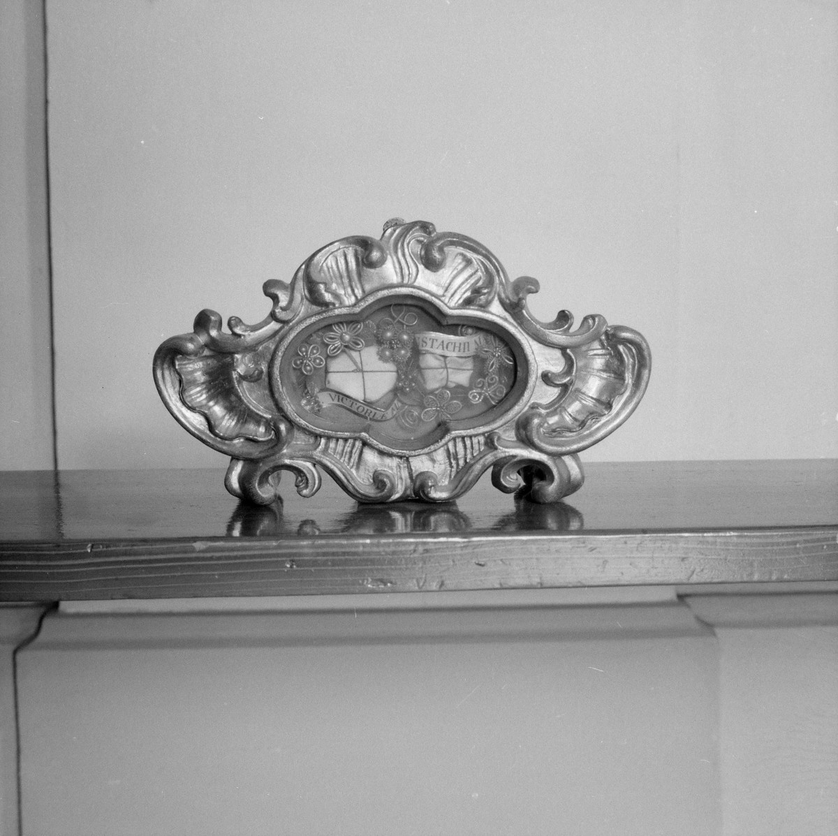 zespół klasztorny ss. Benedyktynek, kościół - chór zakonny, relikwiarz z 2. połowy XVIII w., skan 1