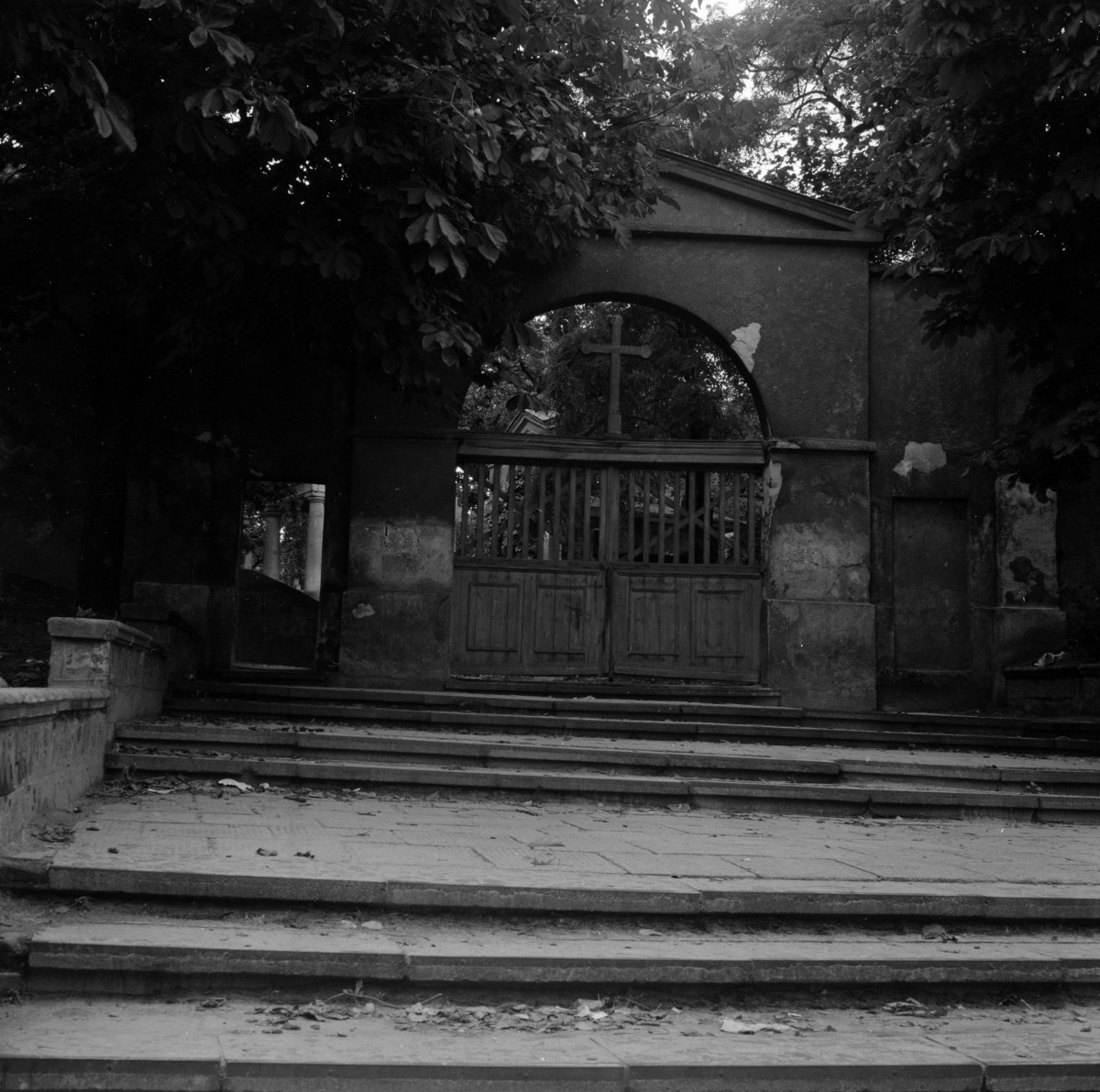 cmentarz ewangelicko-augsburski - brama cmentarna, skan 1