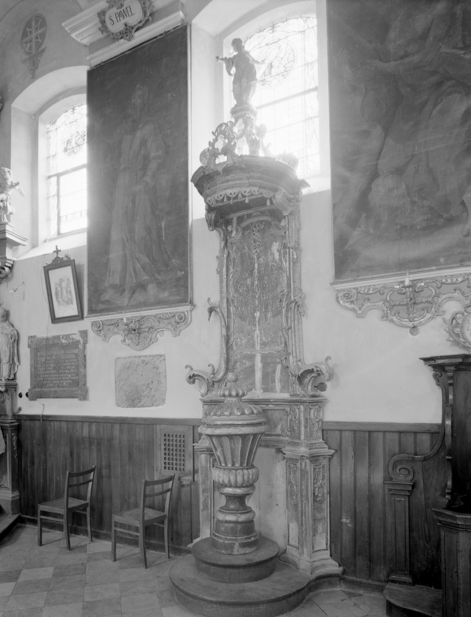 kościół parafialny pw. Świętej Trójcy - wnętrze: chrzcielnica, skan 1