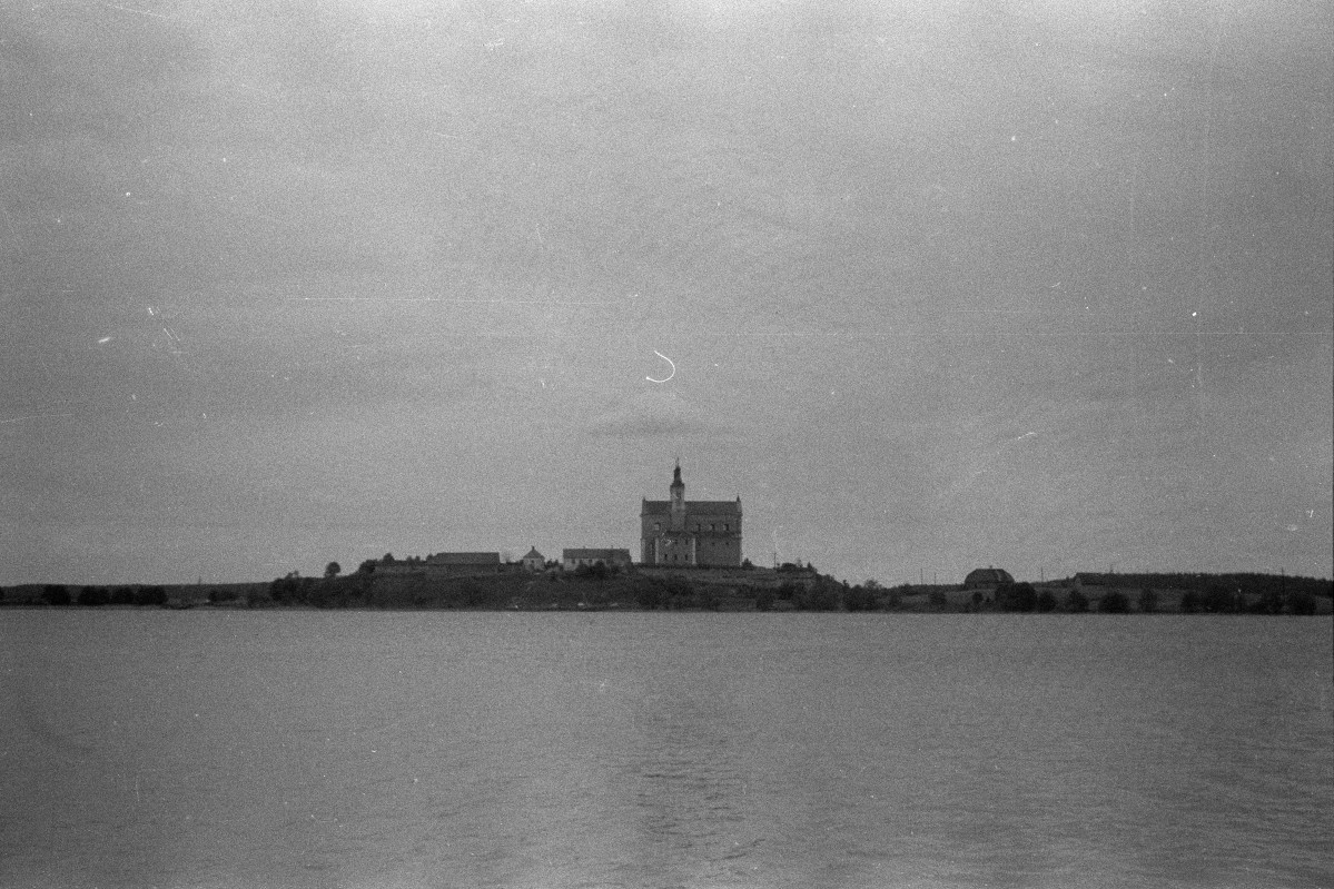 widok ogólny na jezioro (panorama), widok na klasztor kamedułów, skan 1