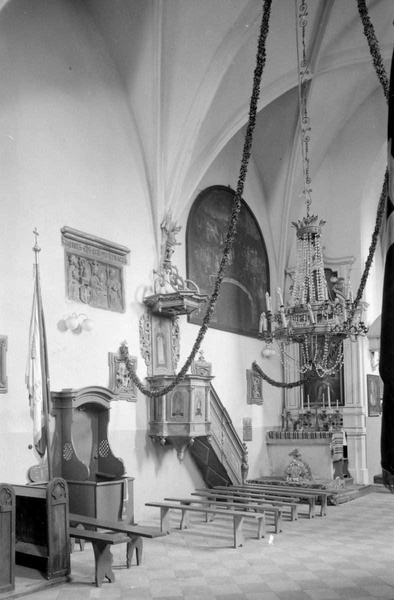 Kościół św. Stanisława Biskupa i św. Tomasza Apostoła - wnętrze: ambona i konfesjonał, skan 1