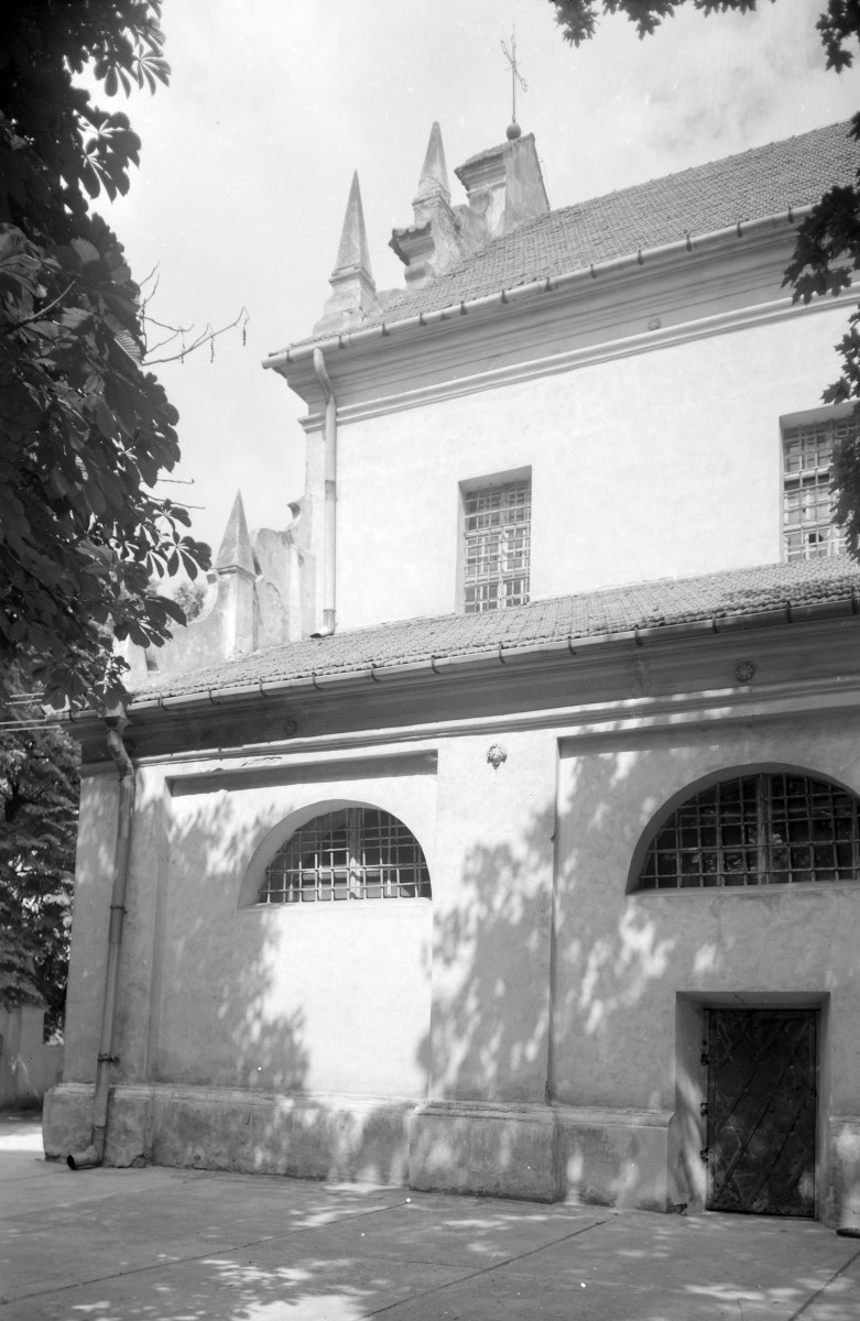 kościół pw. Narodzenia Najświętszej Maryi Panny i św. Michała Archanioła - elewacja południowa - fragment przy elewacji frontowej, skan 1