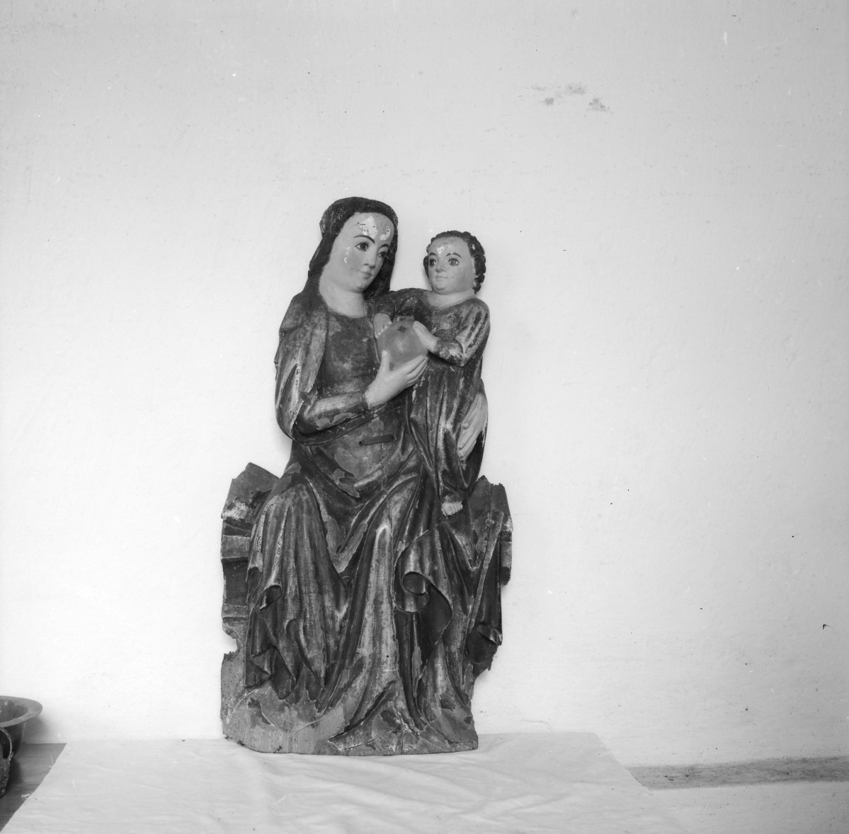 Opactwo Benedyktynek - wnętrze: rzeźba M.B. z Dzieciątkiem, skan 1
