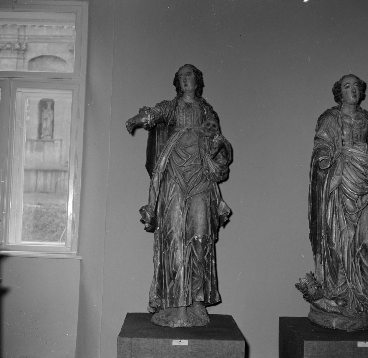 muzeum archidiecezjalne - rzeźba - figura świętej, skan 1