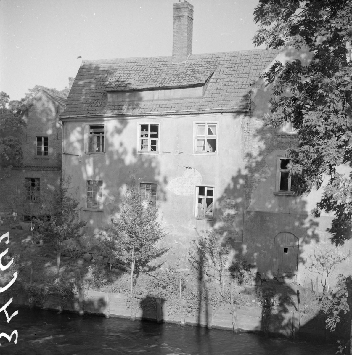 dom przy fosie - elewacja, skan 1
