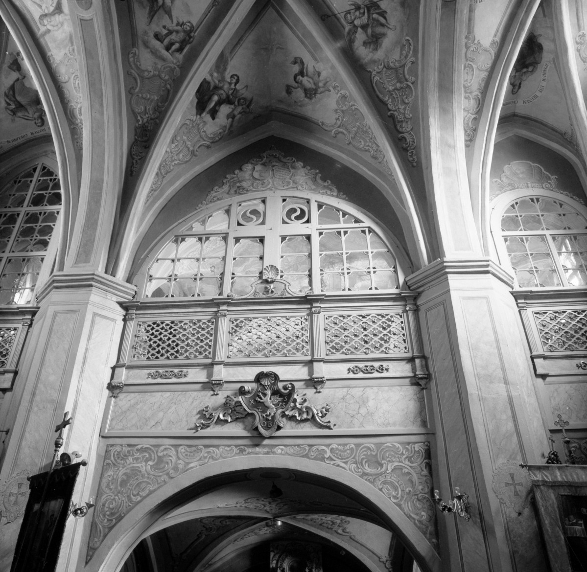 klasztor ss. Mniszek Benedyktynek - kościół pw. Najświętszej Maryi Panny i św. Wojciecha - wnętrze - nawa główna - zagroda części środkowej chóru zakonnego, skan 1