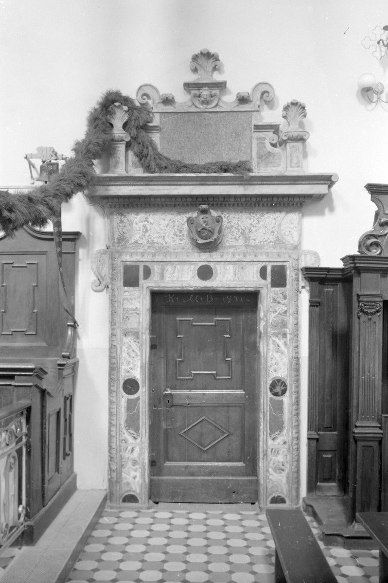 Kościół parafialny pw. św. Stanisława Biskupa - wnętrze: portal do zakrystii, skan 1
