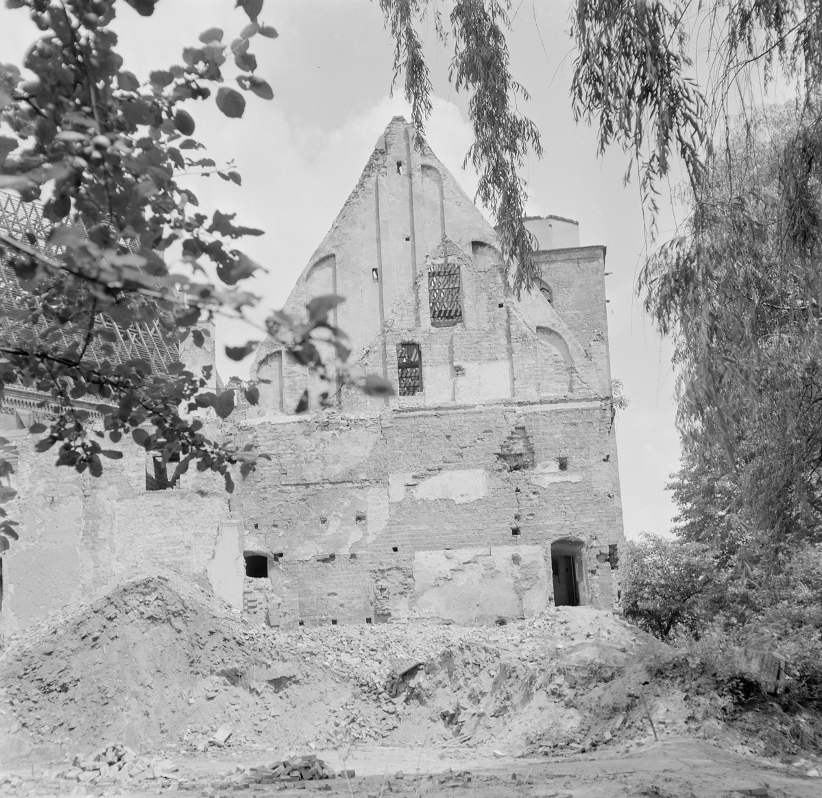 Kościół pw. Świętych Szymona i Judy. Zniszczenia. Widoczny szczyt., skan 1