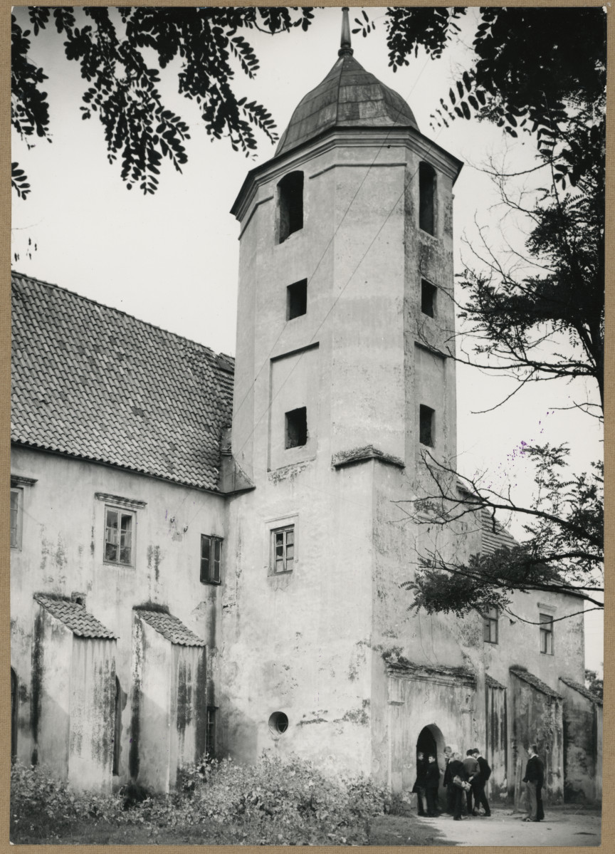 Zespół klasztorny - widok na wieżę i fragment elewacji wsch. skrzydła klasztoru, skan 1