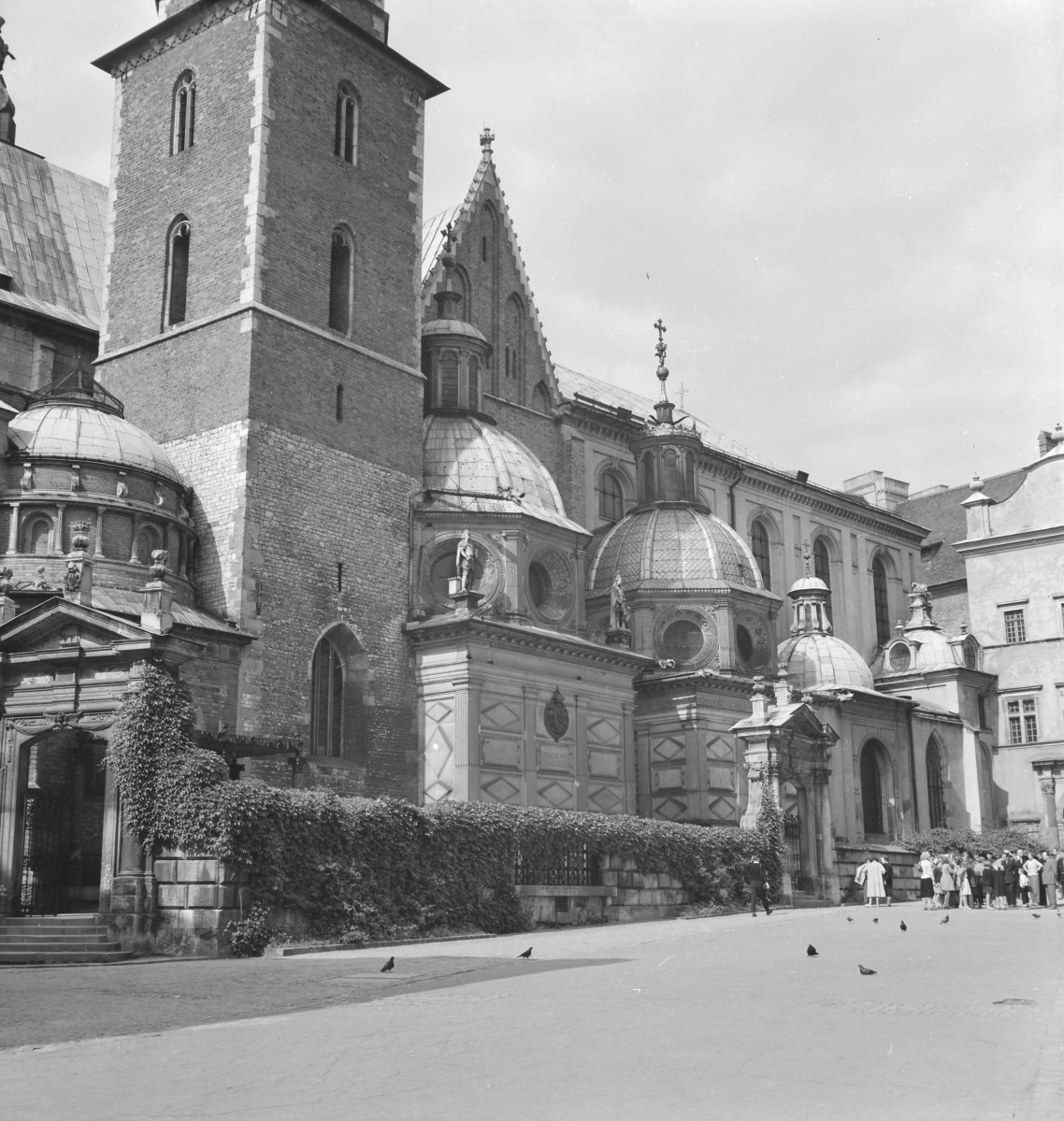 zespół Wzgórza Wawelskiego - Bazylika archikatedralna pw. św. Stanisława i św. Wacława - elewacja południowa - wieża Wikaryjska, Kaplica Wazów, Kaplica Zygmuntowska, skan 1