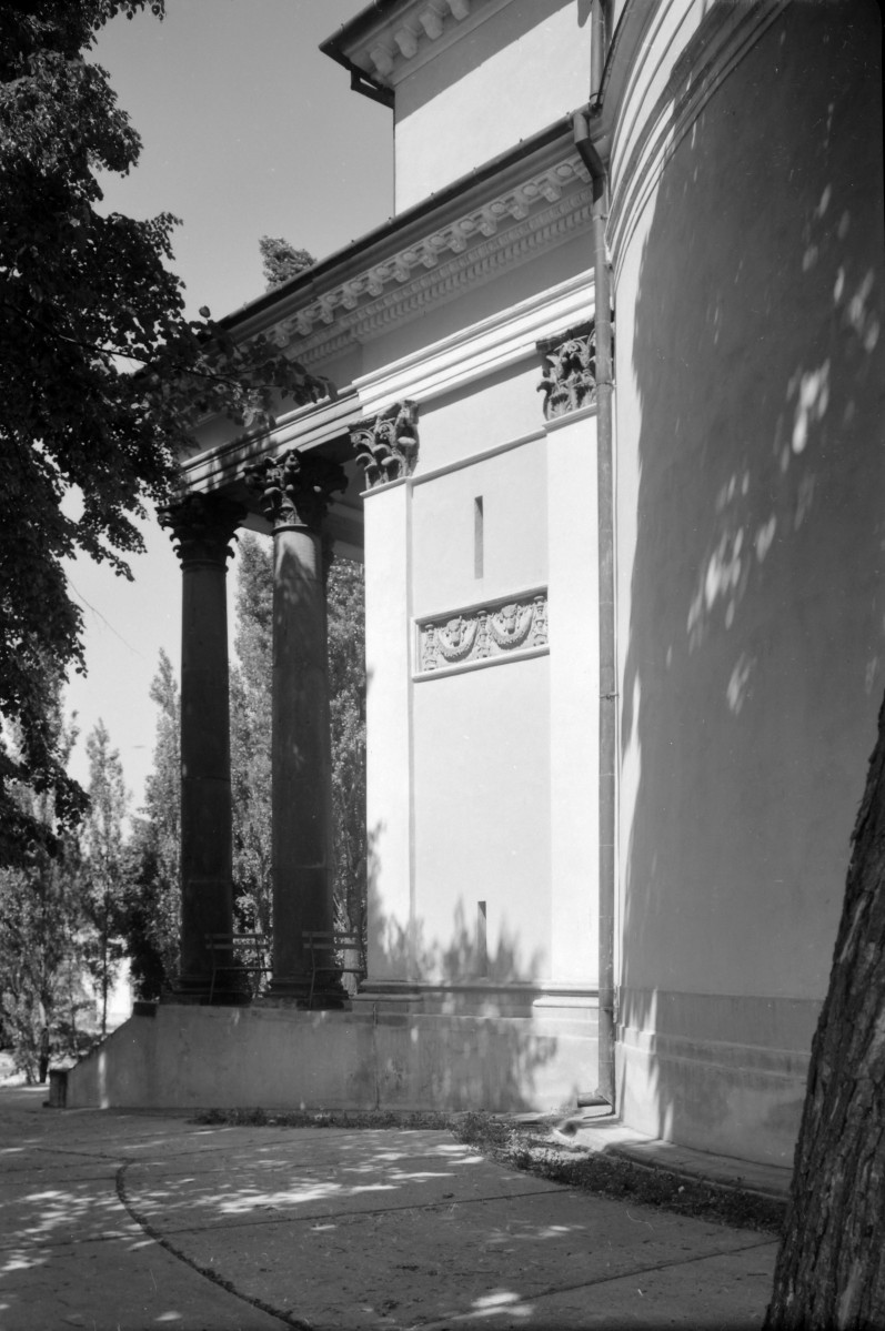 pałac Czartoryskich - kościół pw. Wniebowzięcia Najświętszej Maryi Panny - elewacja zachodnia - fragment, skan 1