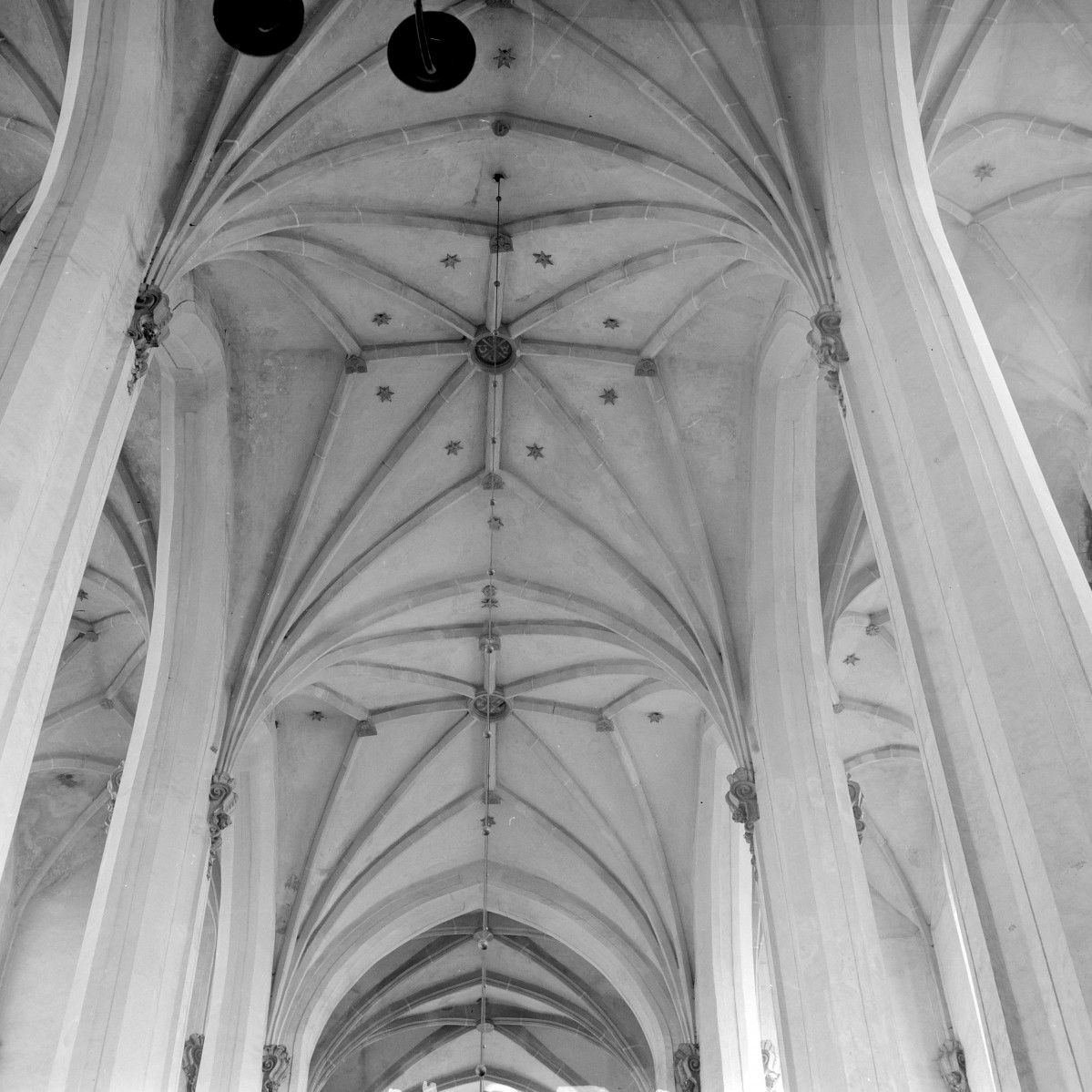 Kościół św. Stanisława, św. Doroty i św. Wacława - wnętrze. Nawa główna sklepienie krzyżowe. , skan 1