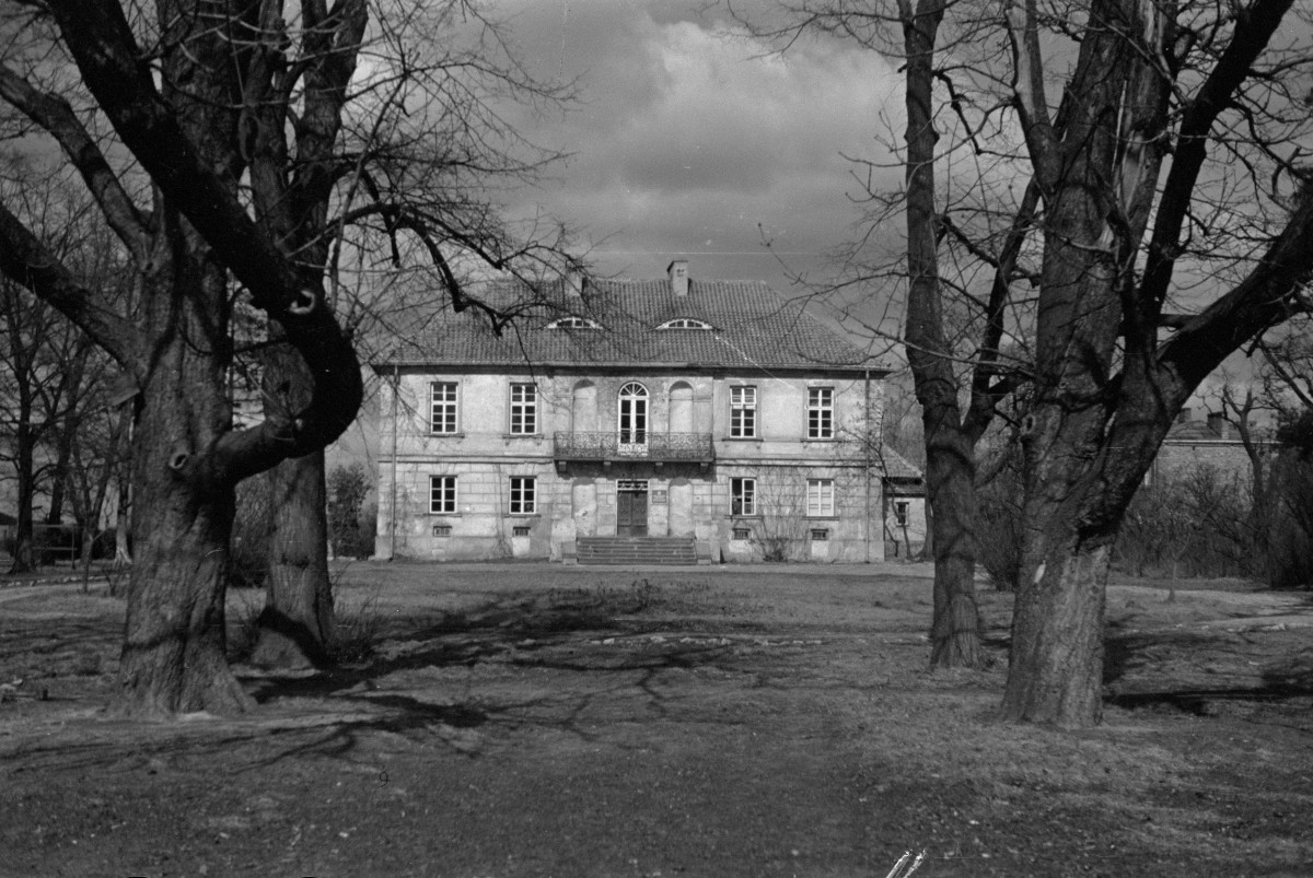 Dworek Grochowski. Widok elewacji południowej. Elewacja z boniowaniem. Ryzalit fasady. Barokowa balustrada balkonu. , skan 1