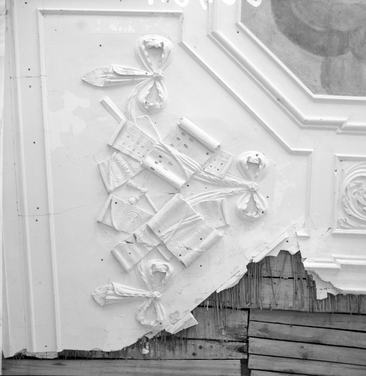 pałac - wnętrze: fragment plafonu w sali I p. w części południowej, skan 1