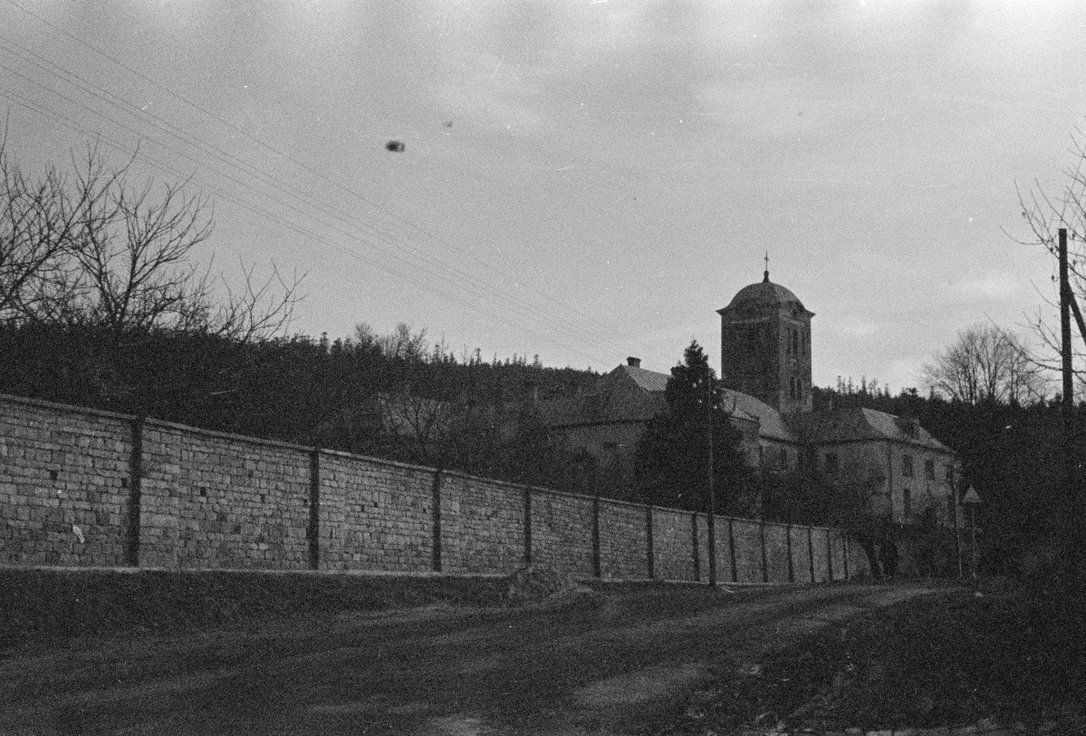 klasztor Bernardynek - mur nowy - w tle zabudowania klasztorne, skan 1