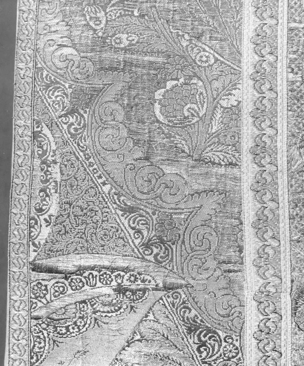 Skarbiec katedralny - Ornat z brokatu. Francja ok. 1715-1720. Raport wzoru boku., skan 1