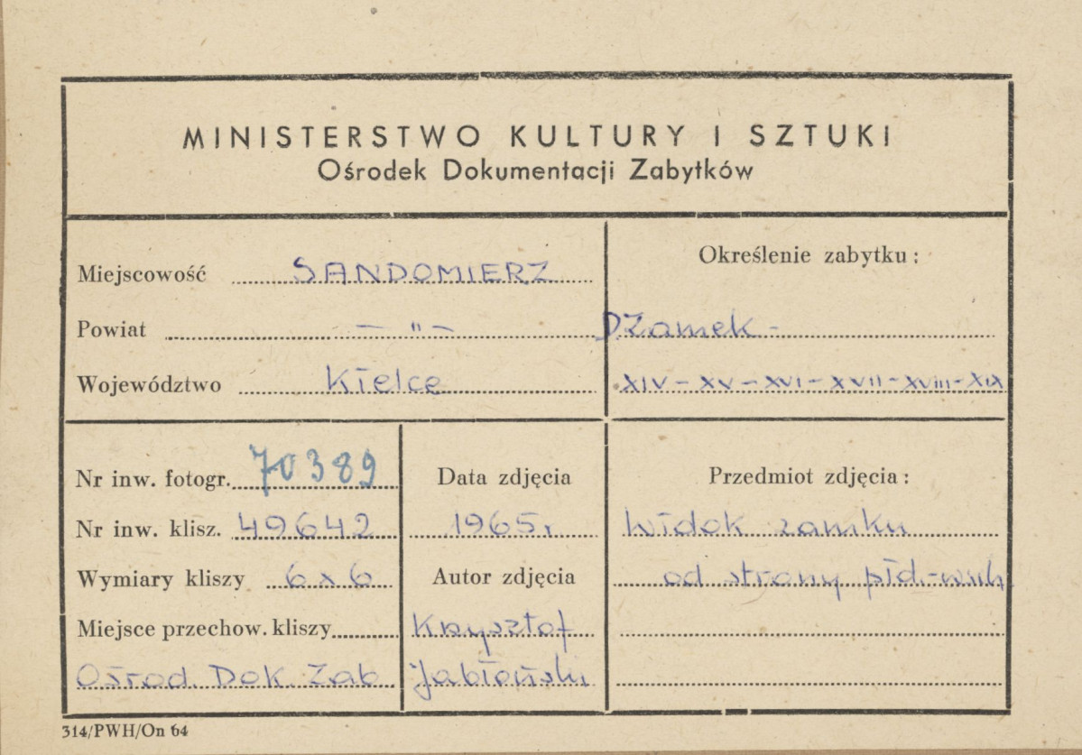 Zamek - widok ogólny od strony płn. - wsch. wraz z budynkami -  tzw. rogalem i  administracyjnym - metryczka, skan 1