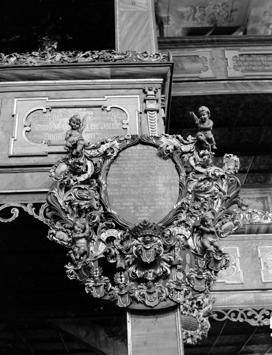 kościół Pokoju im. Trójcy Świętej - wnętrze, epitafium na filarze, skan 1