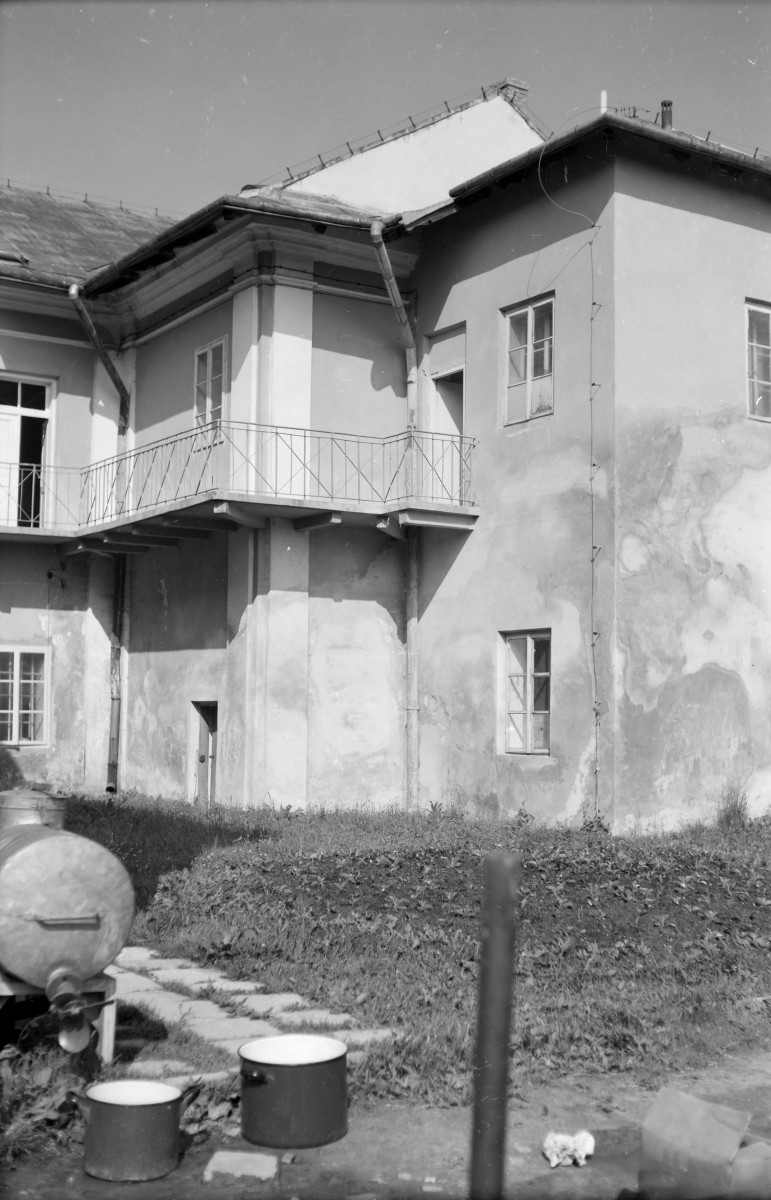 dawne kolegium Jezuitów - elewacja fragment od wschodu, skan 1