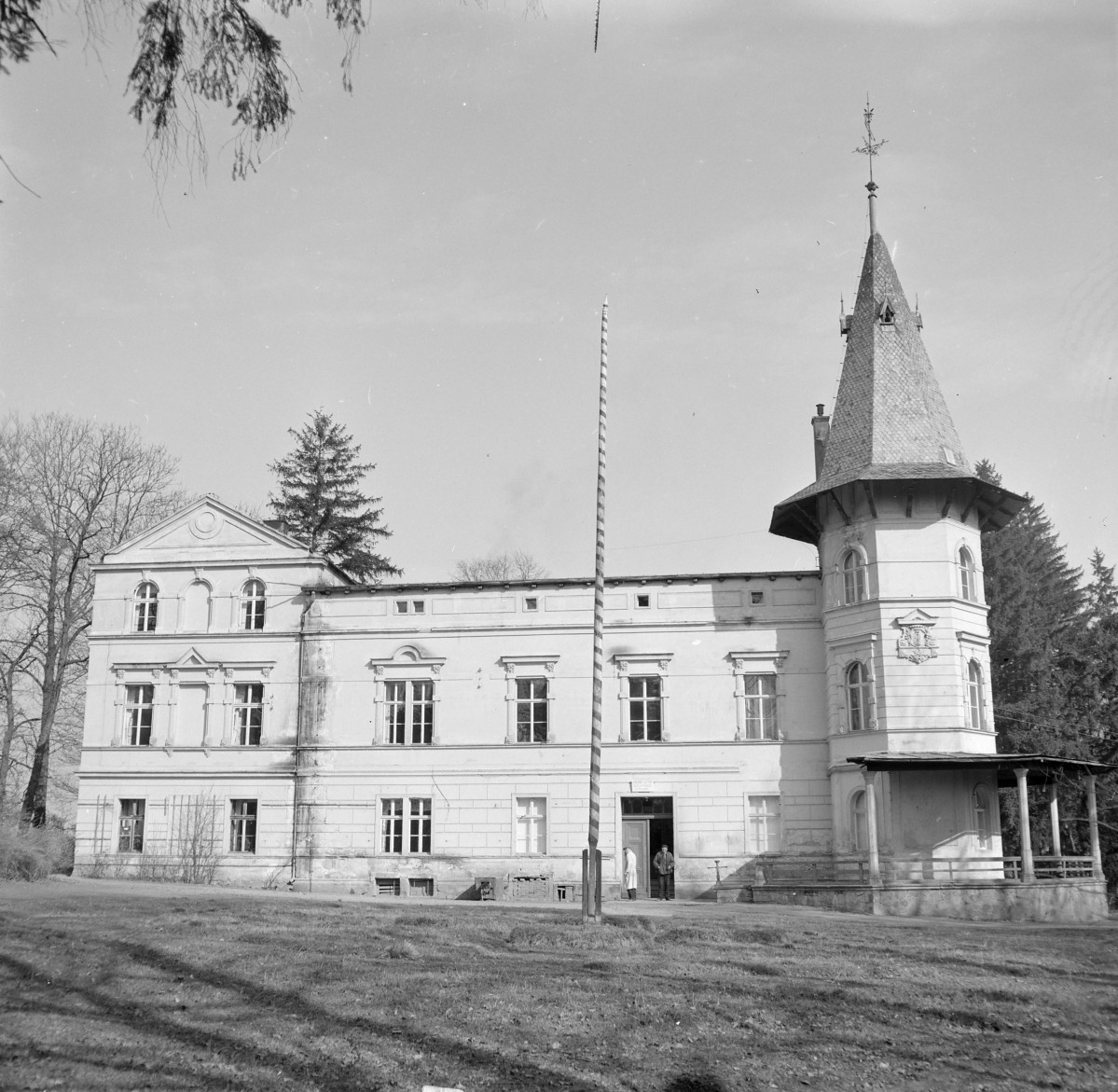 Dwór von Münchhausenów - widok ogólny. Po prawej stronie wieżyczka. Elewacja dolnej kondygnacji boniowana. Po lewej stronie alkierz., skan 1