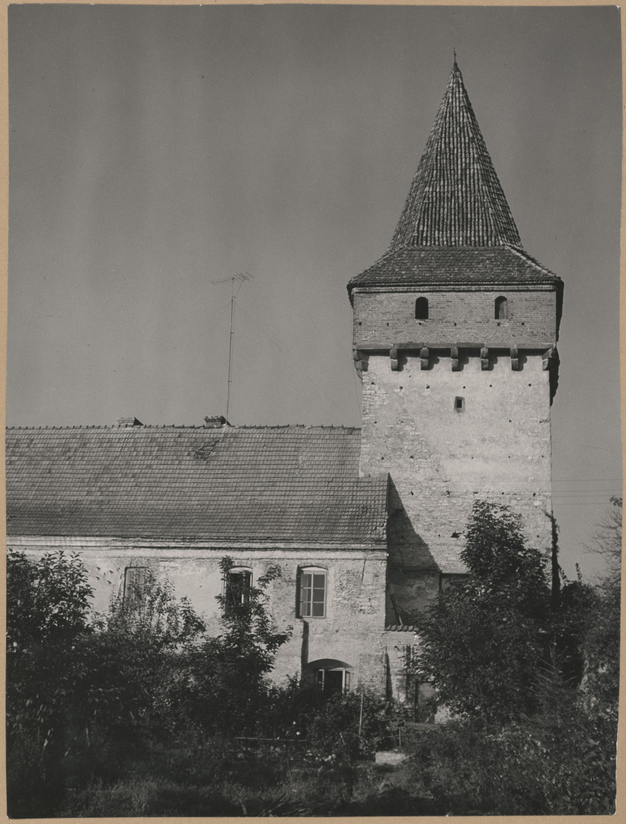 Zespół opactwa cystersów - widok od strony płd. - zach. na arsenał i wieżę Opacką , skan 1