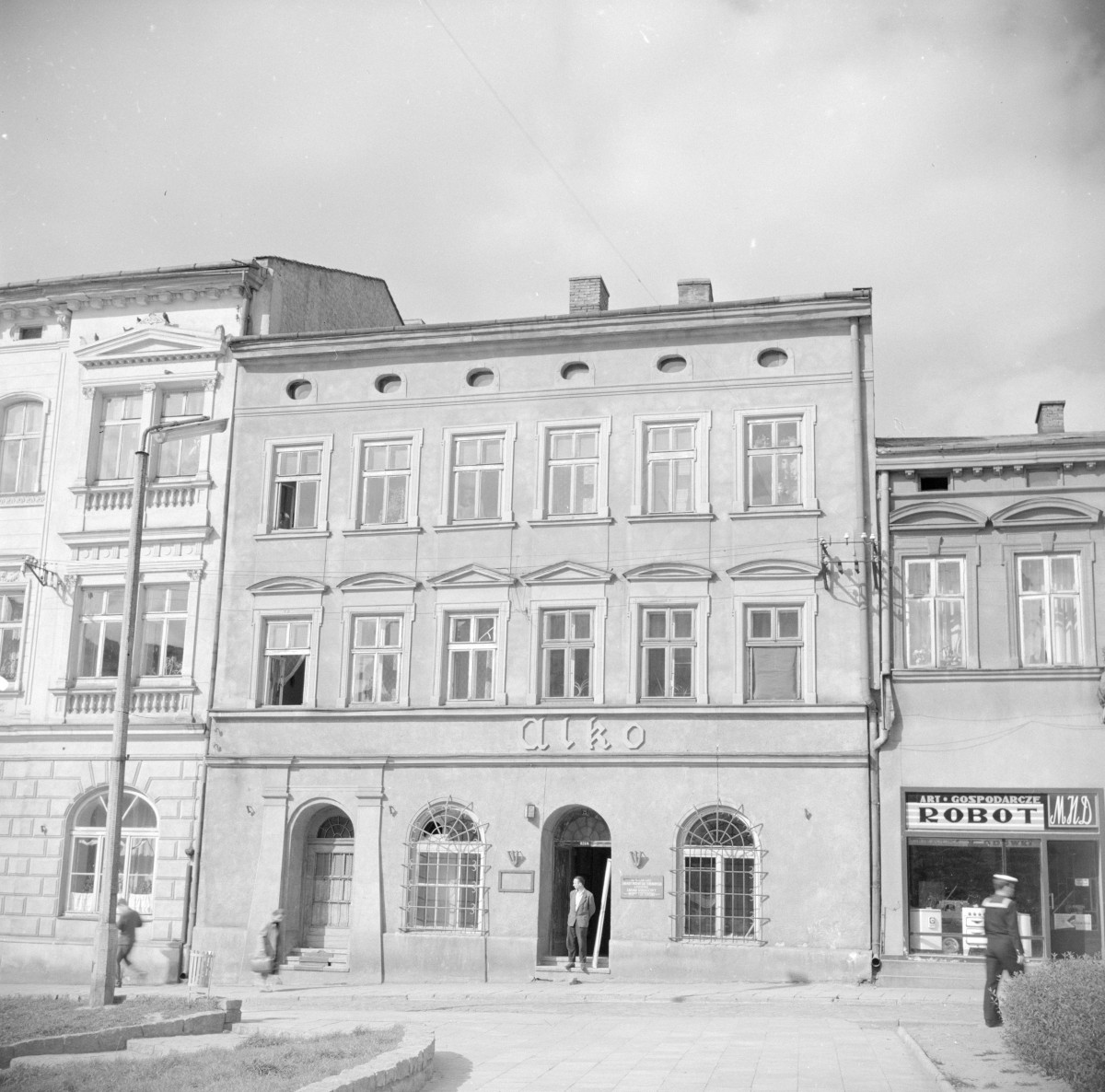 kamienice - elewacja frontowa, sklepy, skan 1