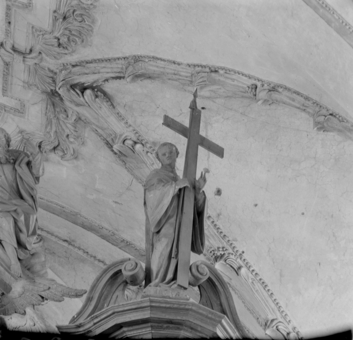 Bazyliki Wniebowzięcia NMP - wnętrze: fragment prospektu organowego, rzeżba świętego, skan 1