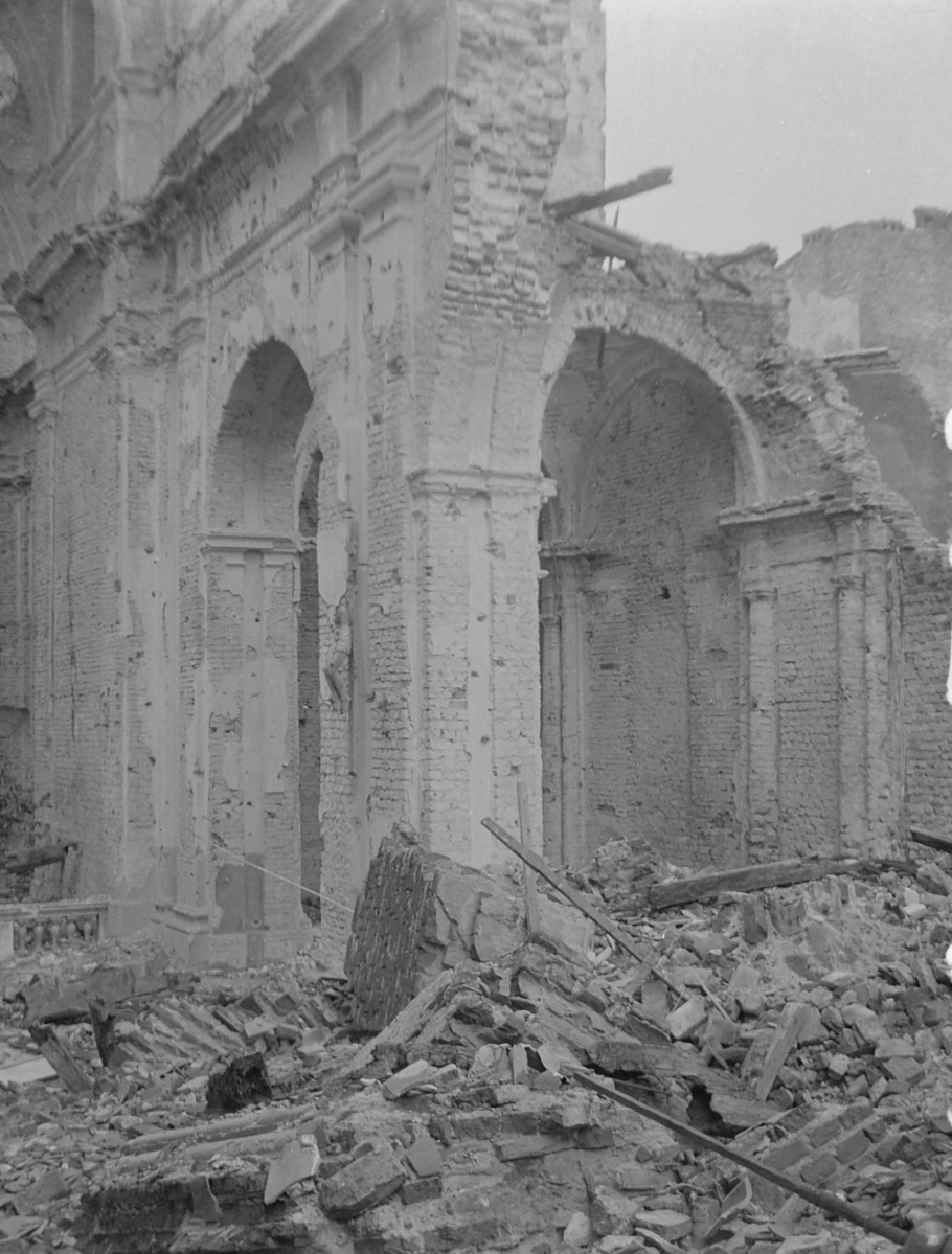 Zniszczony kościół pw. św. Marcina. Ruiny. Zniszczone wnętrze nawy głównej., skan 1