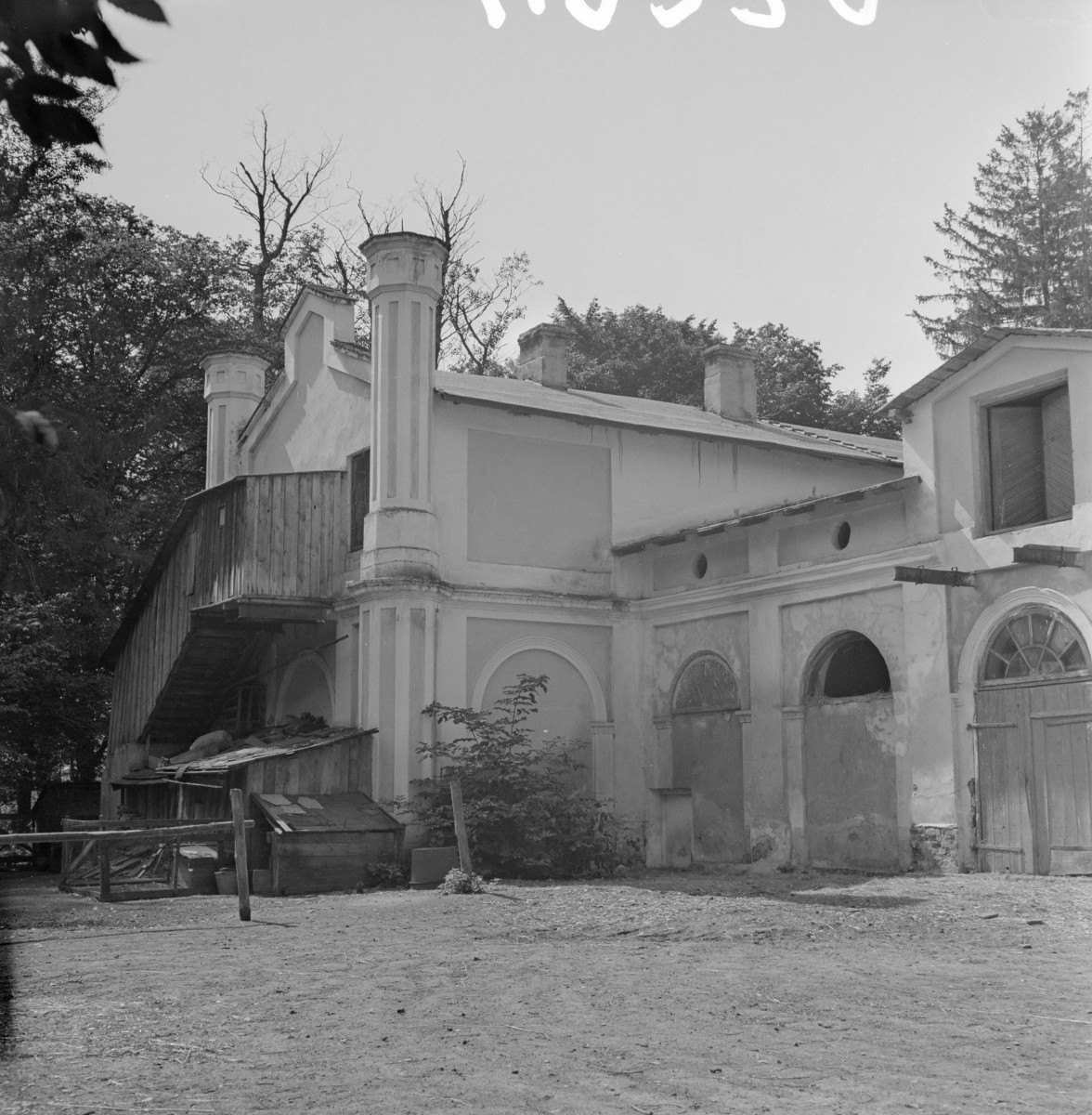 stajnia dworska, P.G.R. - fragment elewacji, skan 1