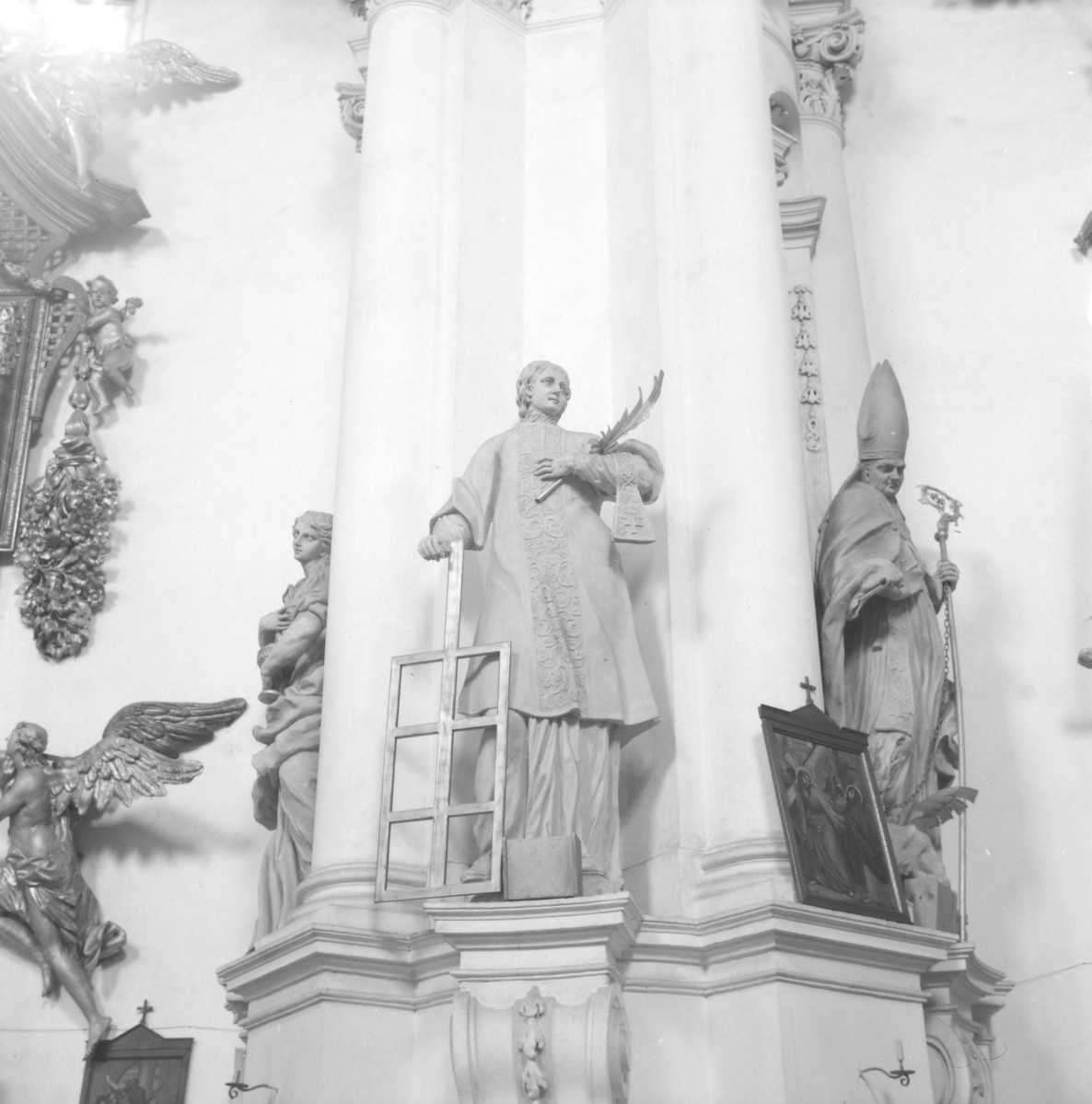 Bazylika mniejsza św. Jadwigi - wnętrze: rzeźby św. po prawej stronie ołtarza gł a bocznego prawego, skan 1